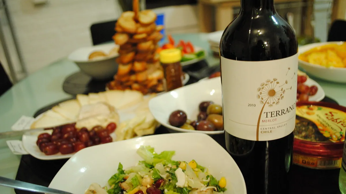 Plateau de fromages accompagné de vin pour illustrer les accords mets-vins