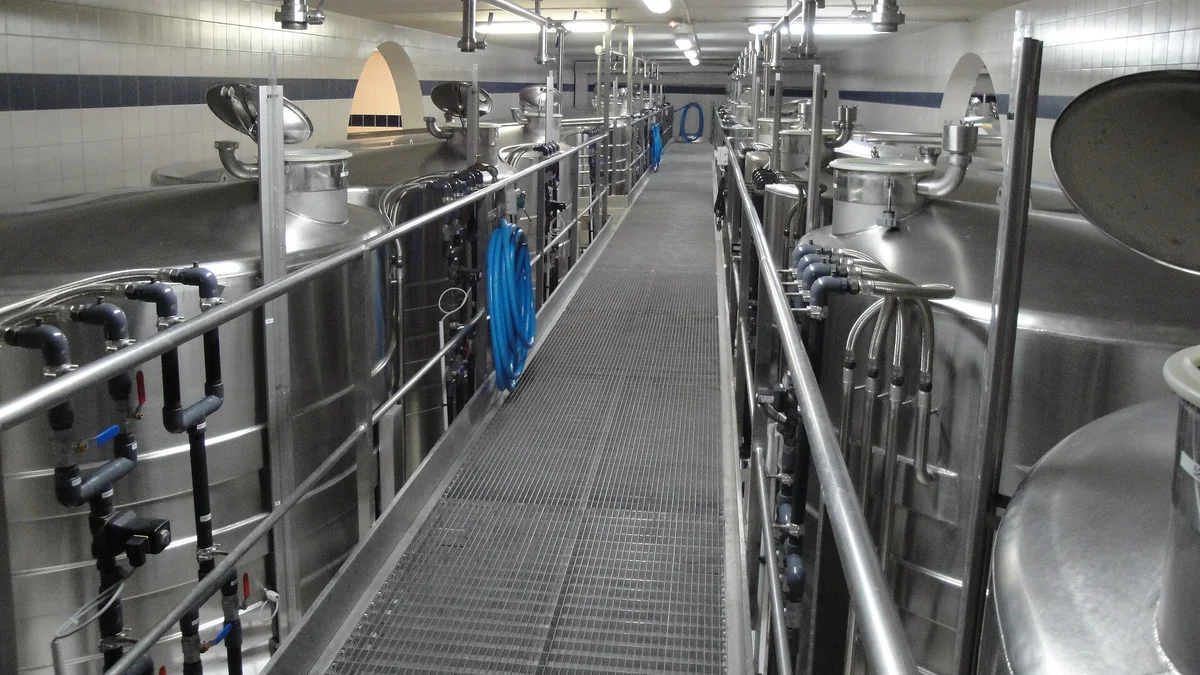 Cuves de vinification en acier inoxydable dans une cave