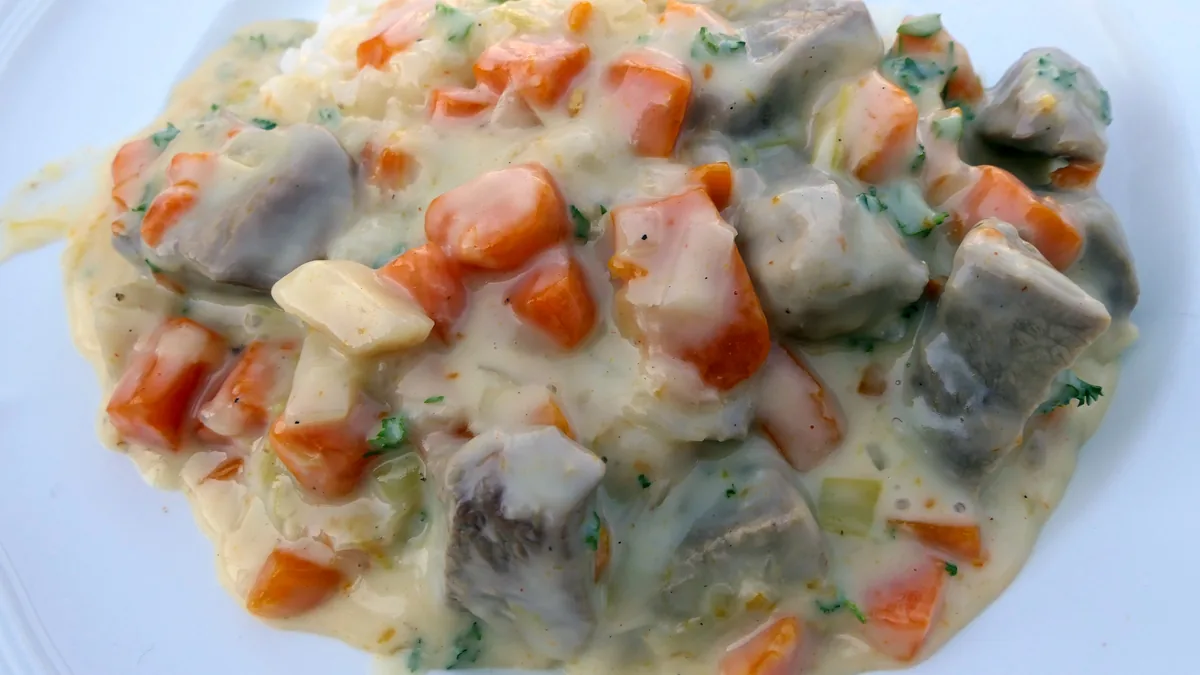 Blanquette en sauce crémeuse avec morceaux de veau et carottes