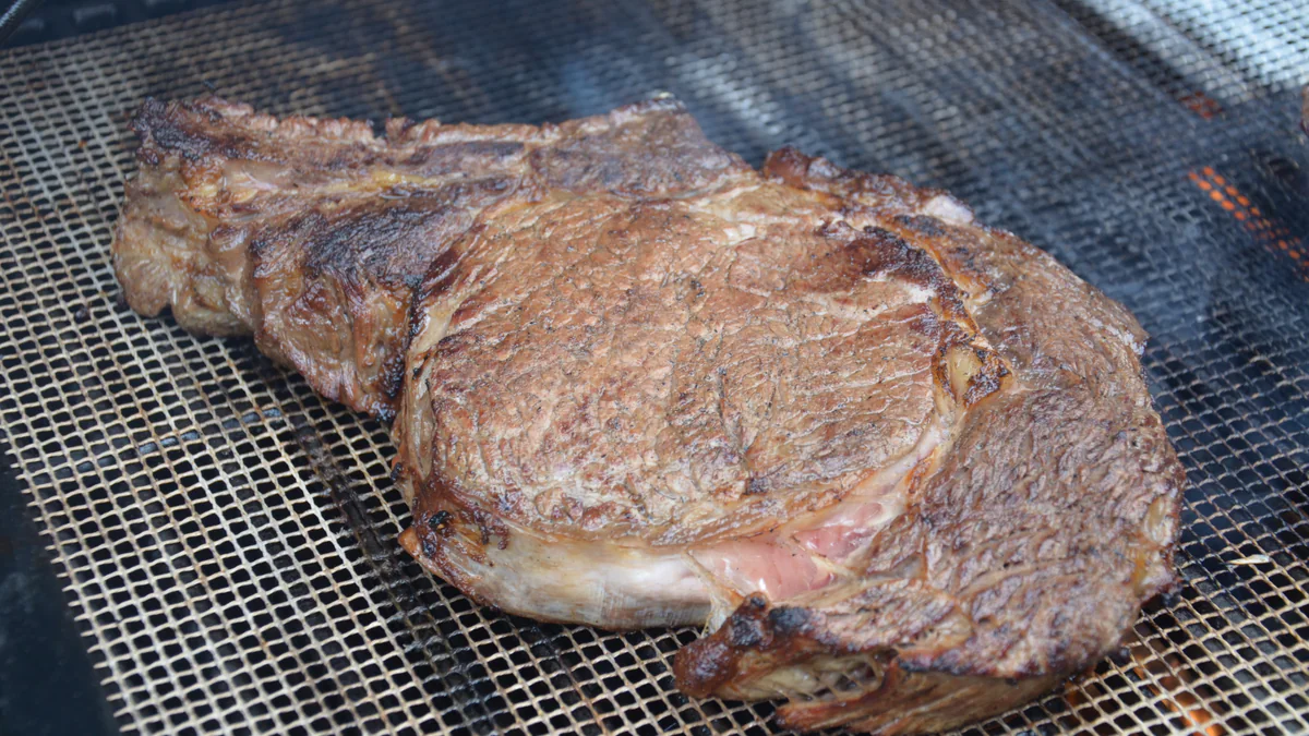 Côte de bœuf grillée posée sur la grille d’un barbecue