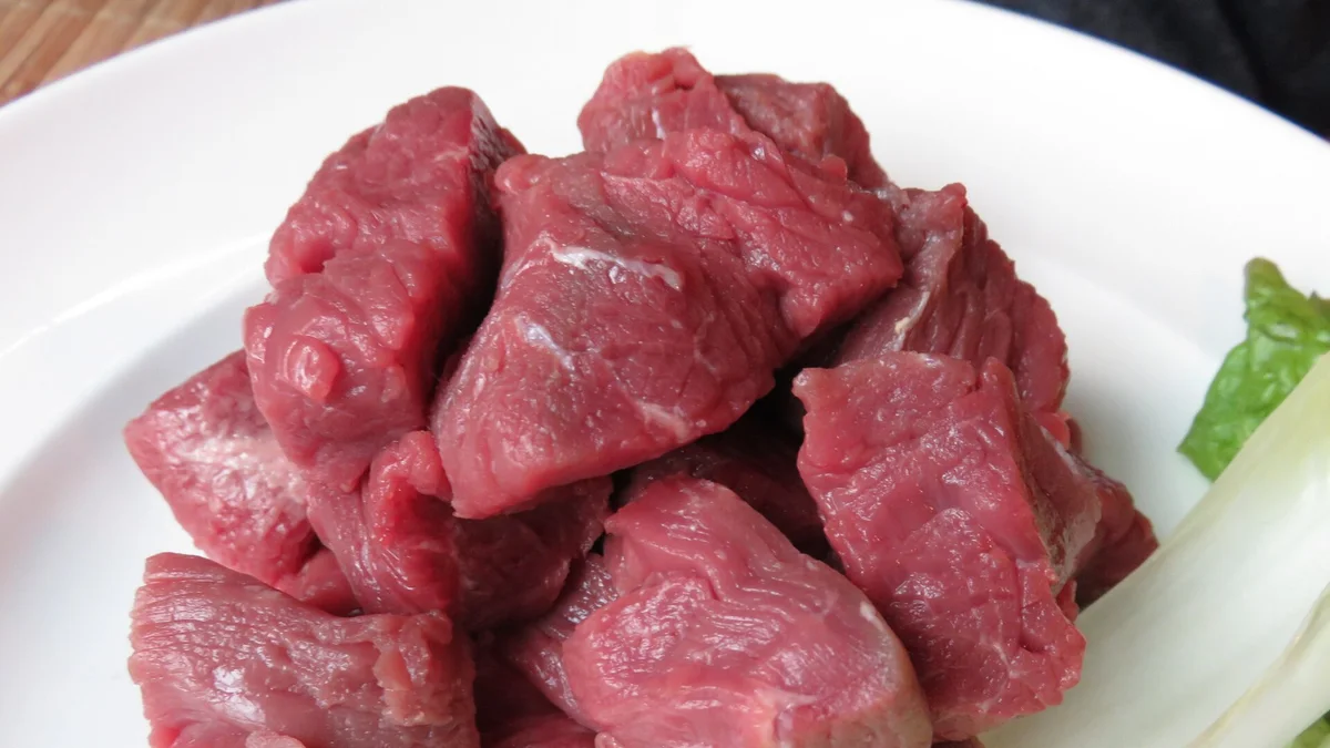 Morceaux de bœuf crus préparés pour une fondue bourguignonne