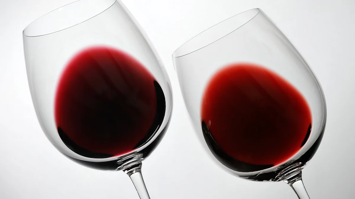 Deux verres de vin rouge montrant des nuances de couleur différentes