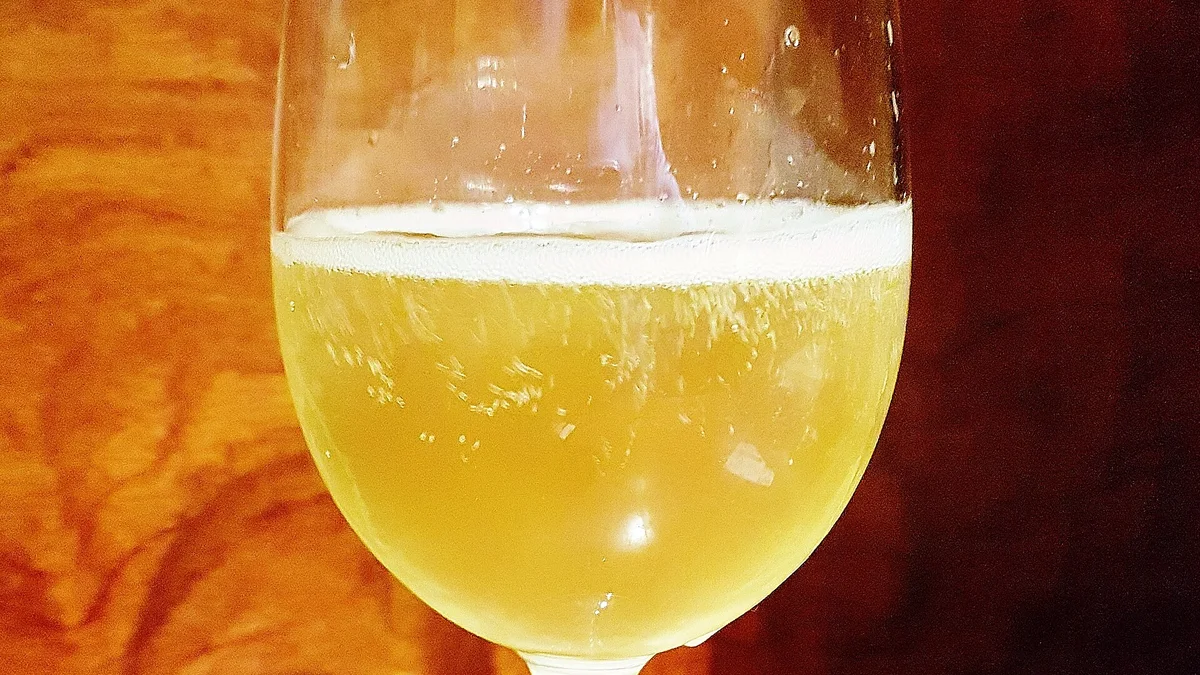 Verre de vin blanc trouble avec de fines bulles